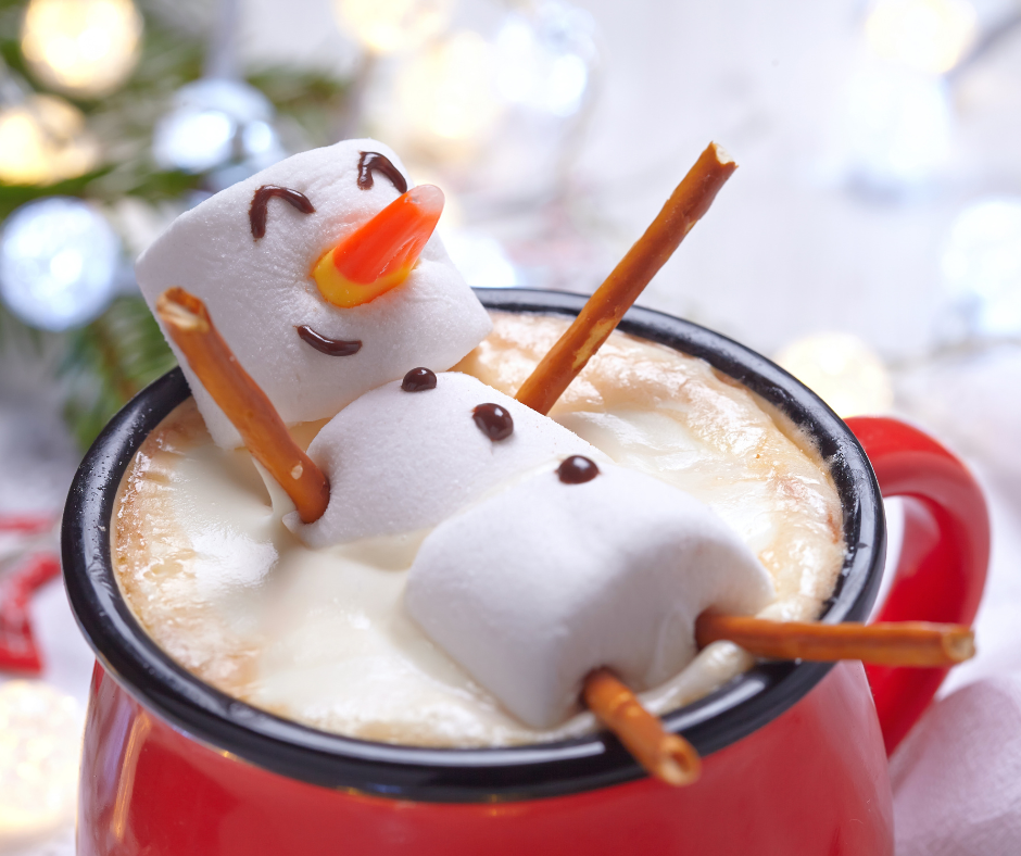 Famille de quatre dehors qui profitent de la neige