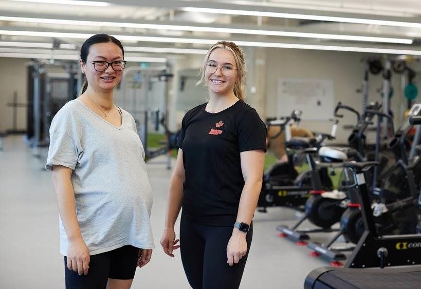 Membre des FAC avec employé PSP debout avec un sourire