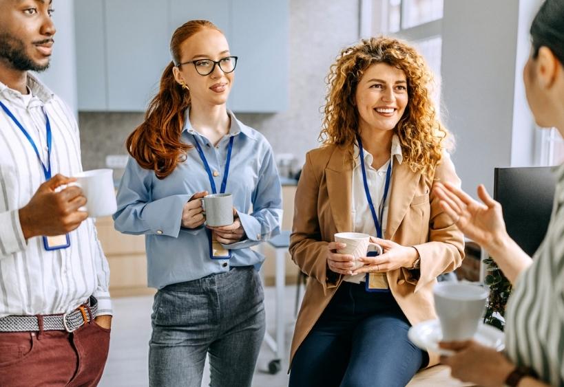 Des personnes qui communiquent dans un environnement professionnel