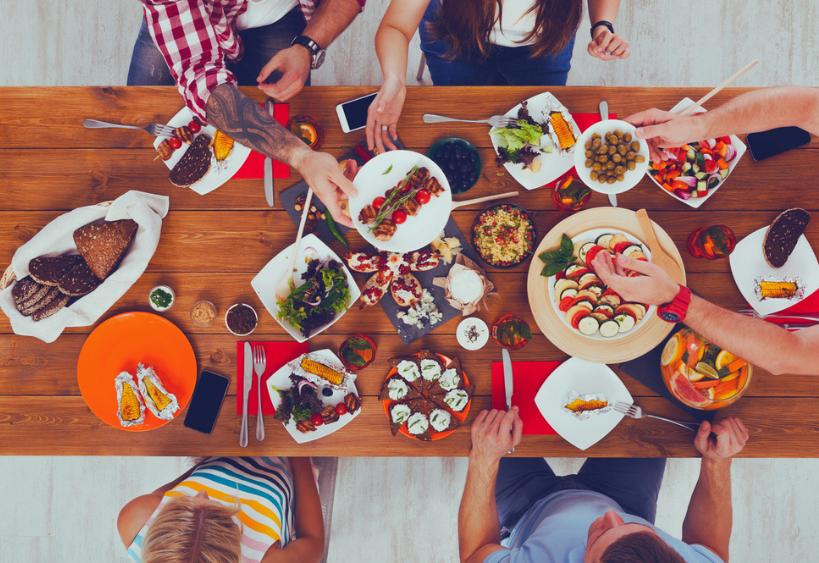 Groupe de personnes partageant un repas