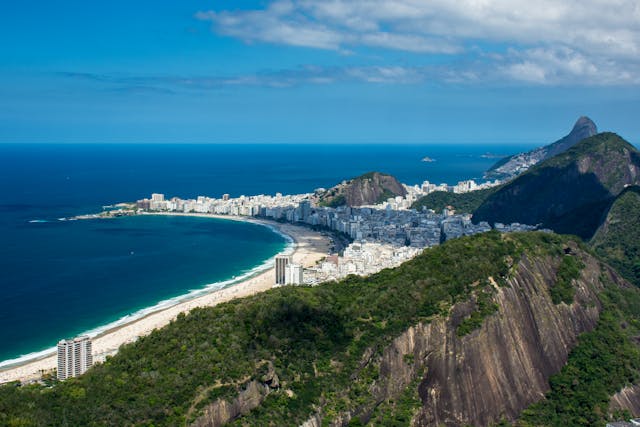 Superbe vue aérienne de la plage de Copacabana et du paysage urbain de Rio de Janeiro, au Brésil.