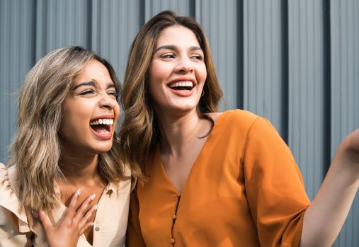 deux amis qui rient