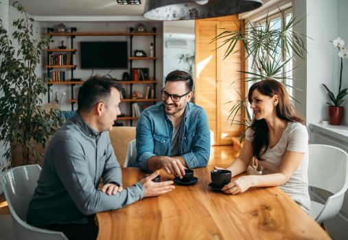 personnes prenant un café