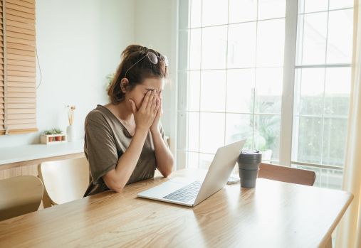 femme avec les mains sur les yeux