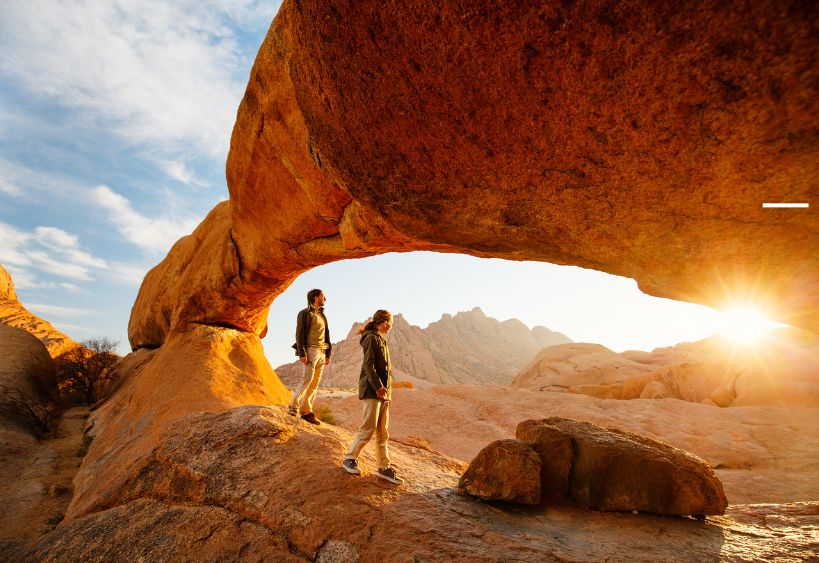 Homme et adolescente en randonnée dans une zone rocheuse