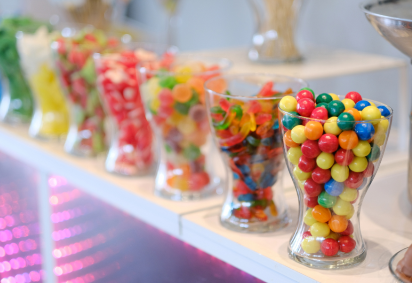 Bonbons dans des vases 
