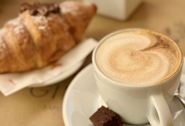 Une tasse de café et une viennoiserie