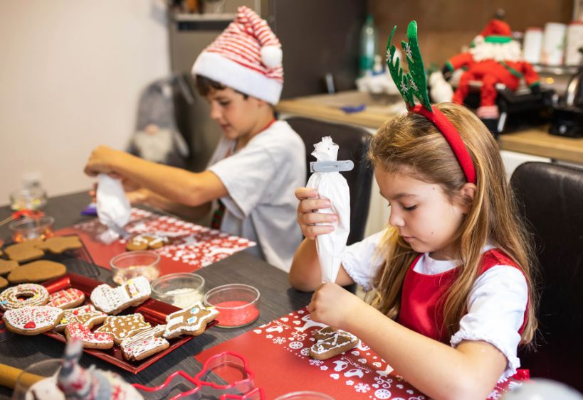 Enfants décorant des biscuits des Fêtes