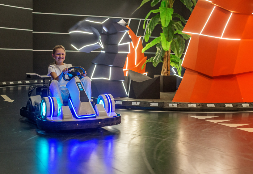 Ado faisant du go-kart électrique
