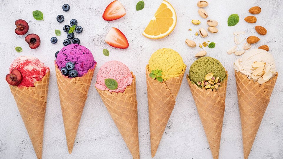 Cornets de gelato aux couleurs vives