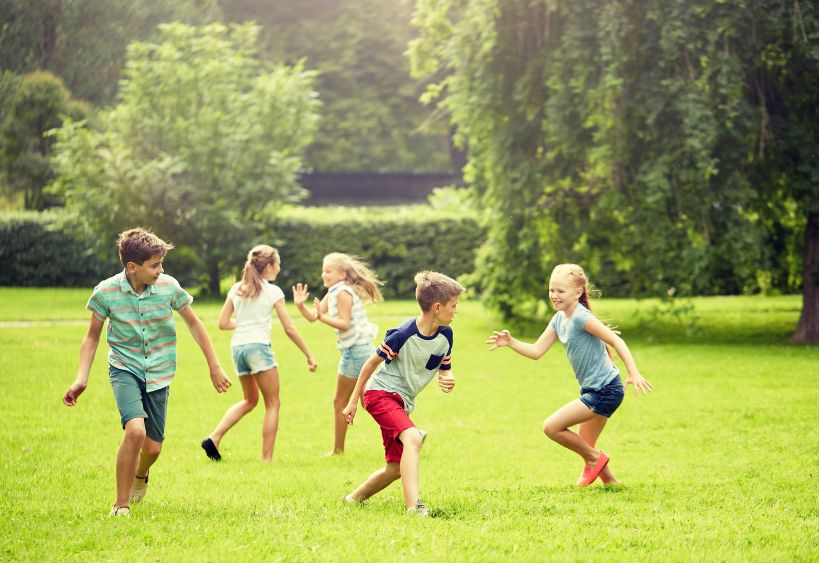 Enfants qui jouent à l'extérieur