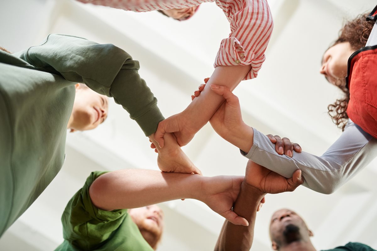 Groupe de personnes unies bras dessus bras dessous