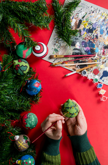 Quelqu’un peignant une décoration de Noël