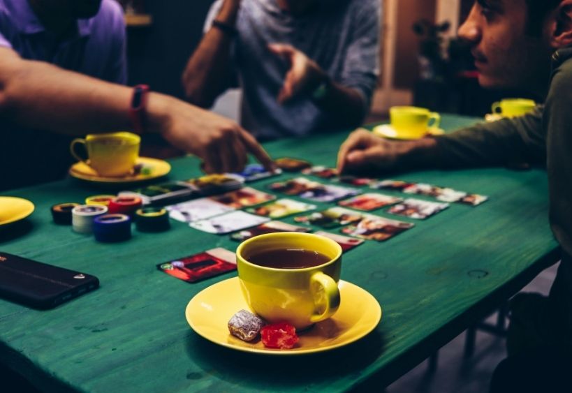 Des personnes jouent à un jeu de société dans un restaurant.