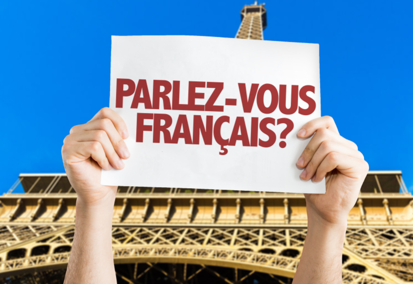 Une pancarte indiquant “Parlez-vous français ?” devant la tour Eiffel.