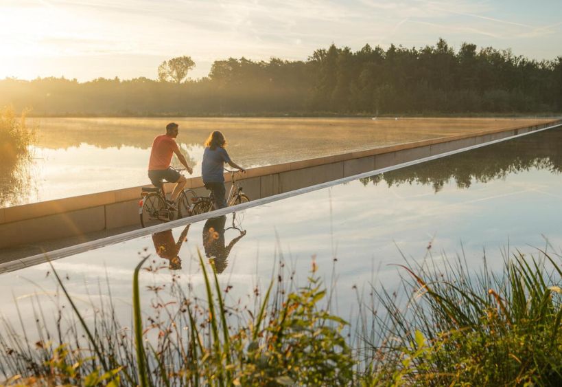 Des cyclistes sur une piste qui traverse l'eau