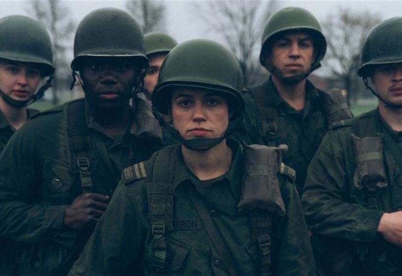 groupe de soldats avec une femme soldat en avant-plan