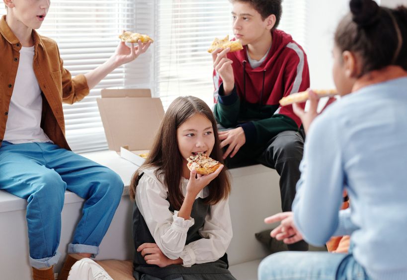 Des adolescents qui socialisent entre eux.