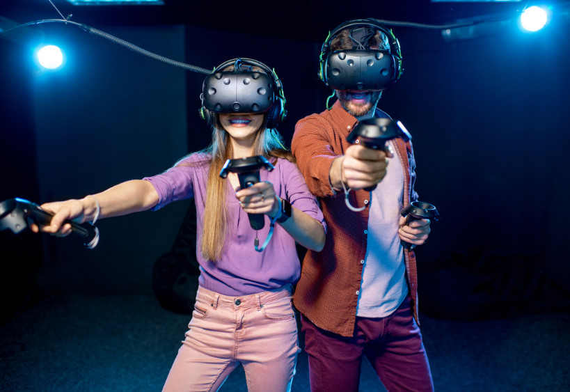 Des personnes jouant à un jeu en réalité virtuelle
