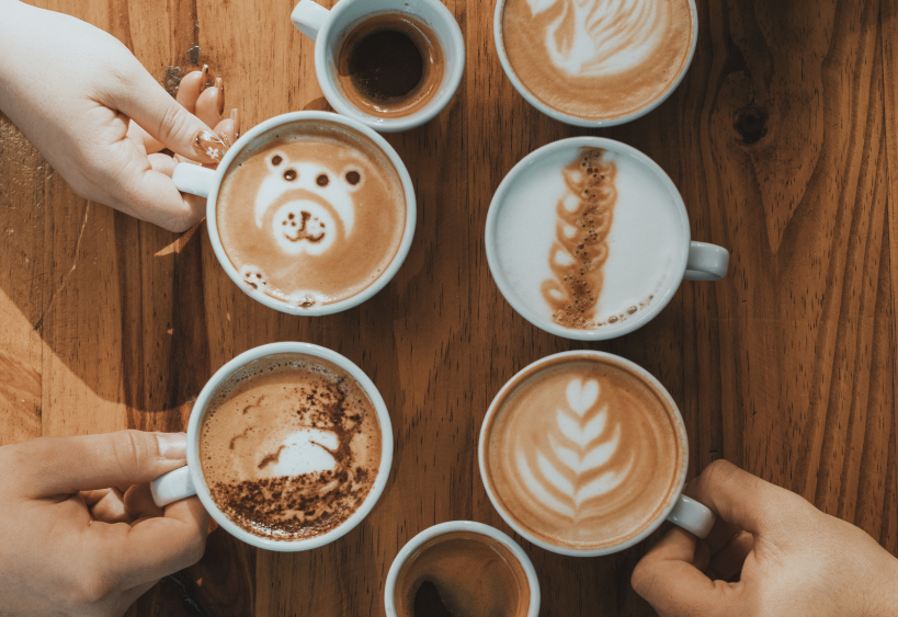 Six tasses de café au lait.