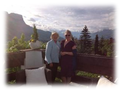 deux femmes avec des montagnes en arrière-plan