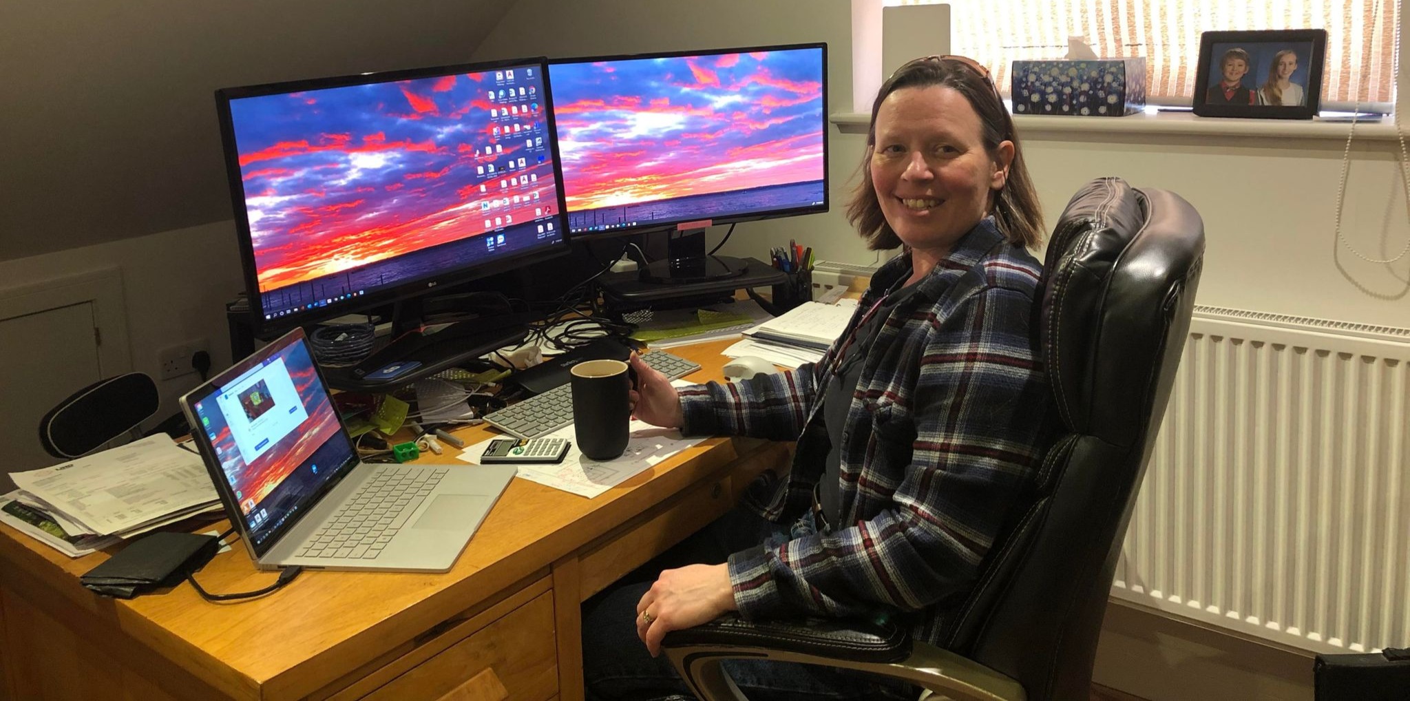 auteur travaillant à son bureau