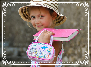 Emme tenant un livre