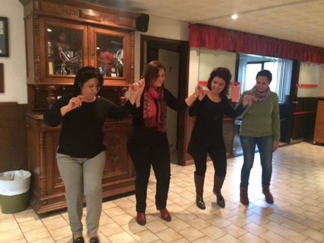 femmes dansant en ligne