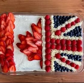 gâteau orné pour moitié d'un drapeau canadien et pour moitié d'un Union Jack