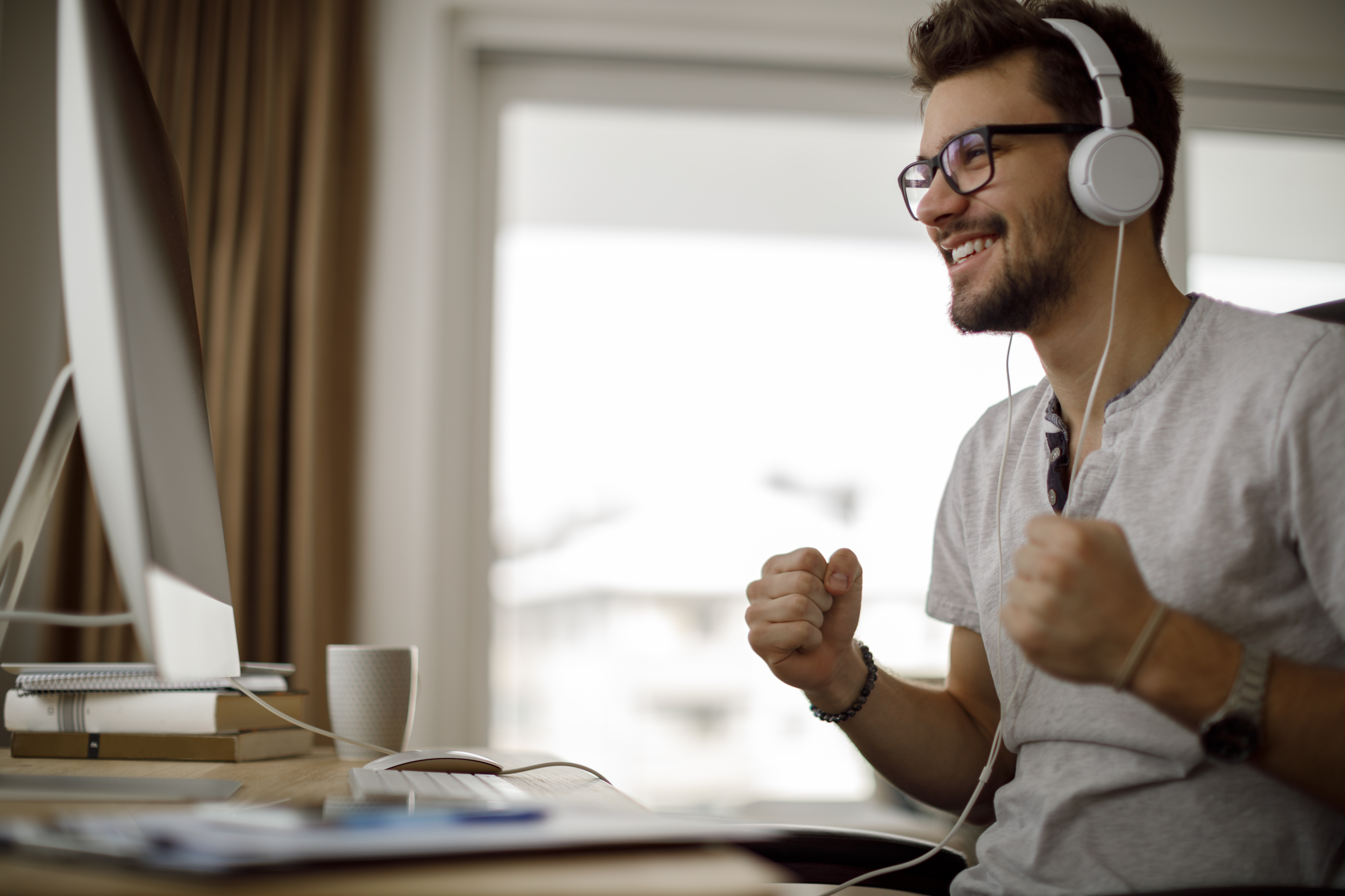 homme regardant un ordinateur