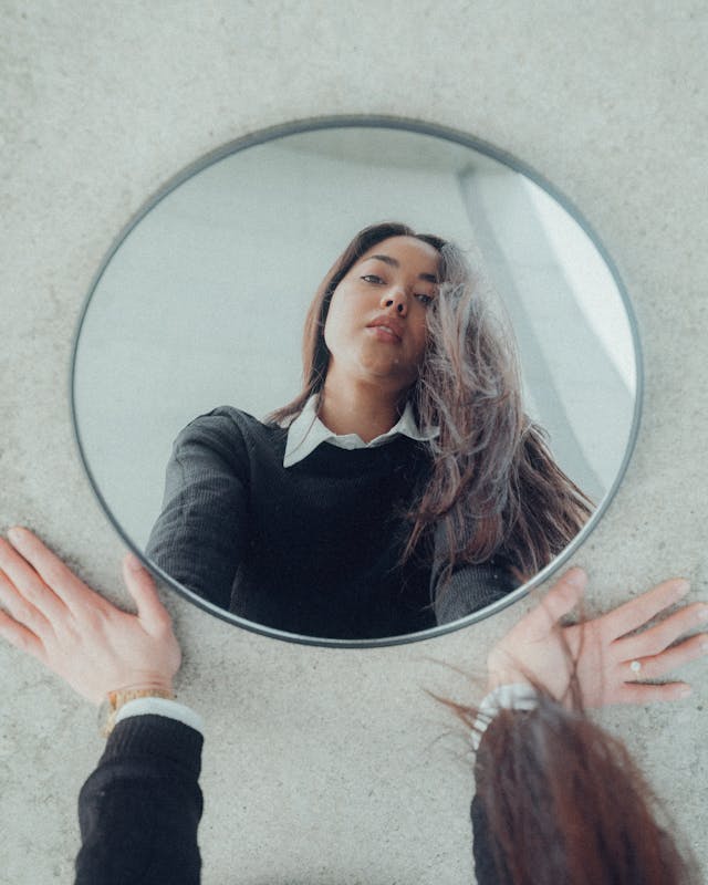 femme se regardant dans le miroir