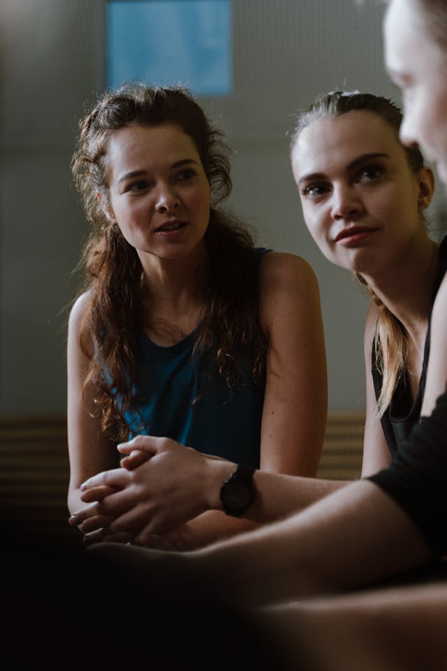 Des femmes en pleine conversation