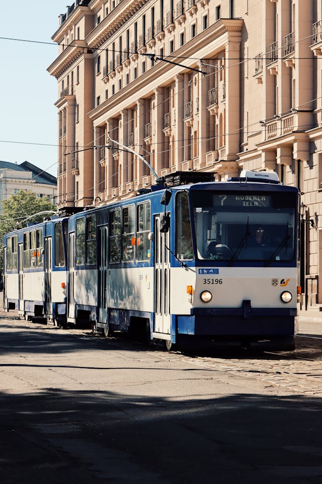 Le tramway bleu dans la vieille ville de Riga, en Lettonie