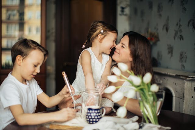 Photo d'une femme jouant avec ses enfants