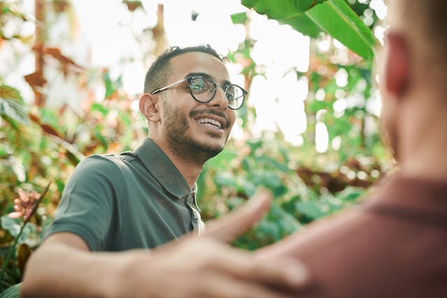 Un homme souriant portant des lunettes