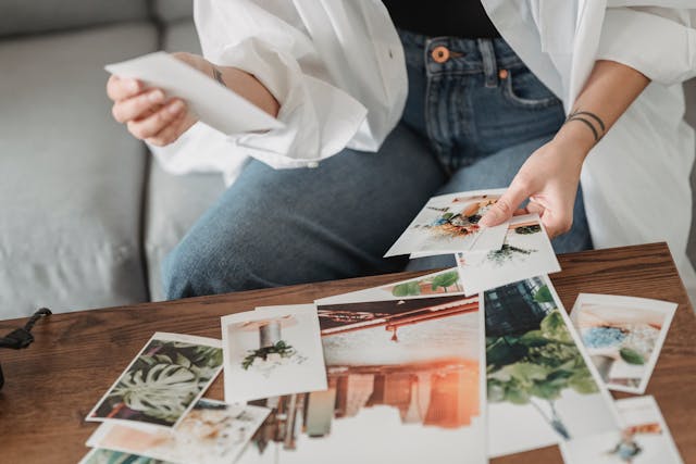 Recadrer la femme assise à table avec diverses photos chez elle