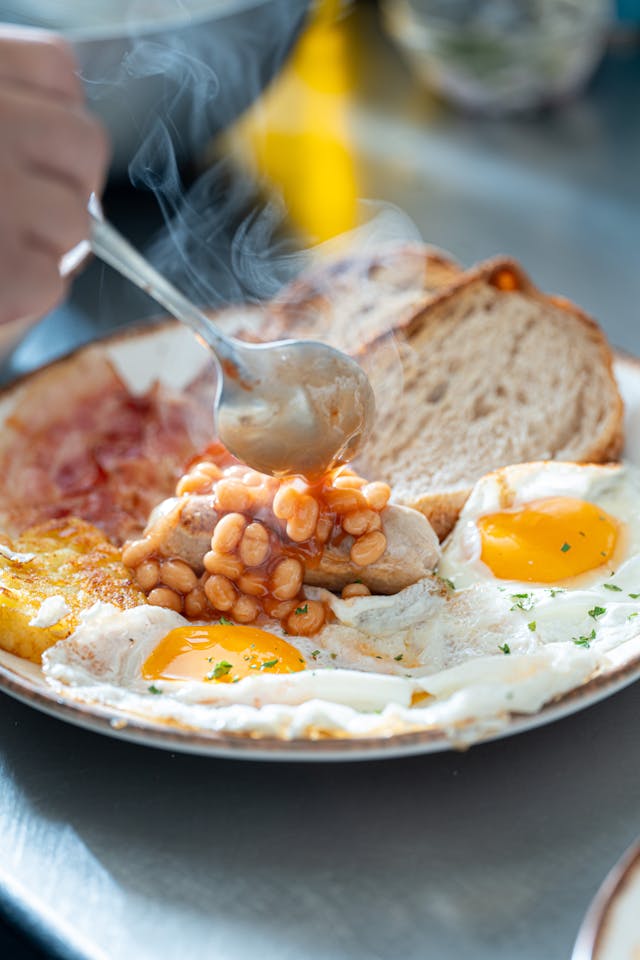 Versez sur le petit-déjeuner chaud dans l'assiette