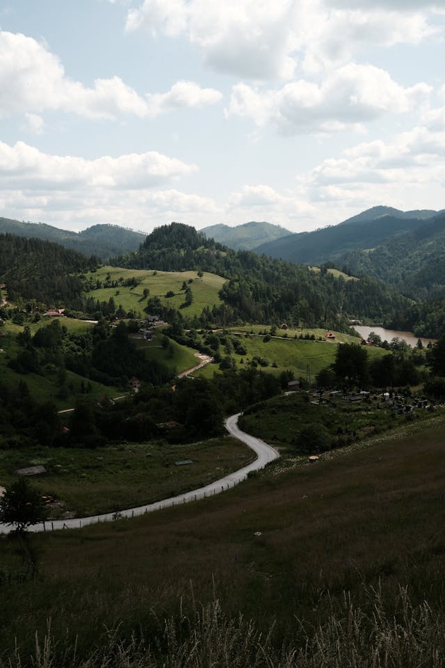 Une vue panoramique sur une route sinueuse dans les montagnes