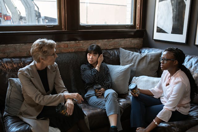 Trois femmes en conversation