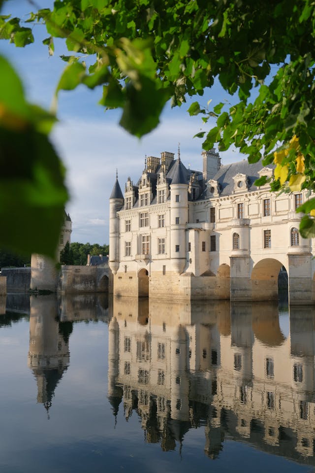 Superbe vue du château de Chenonceau se reflétant dans l'eau