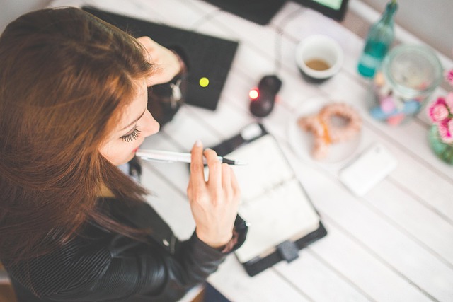 vue aérienne d'une femme assise à un bureau