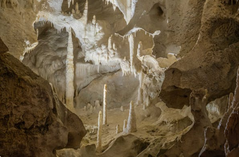 Une grotte souterraine avec des stalactites et des stalagmites