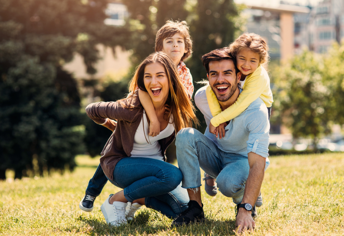 famille en gazon