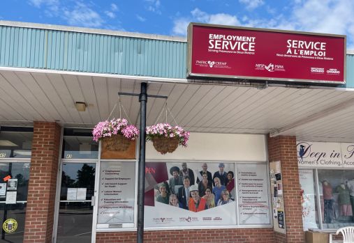 devant le bâtiment du service de l'emploi de Deep River