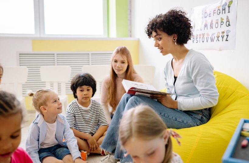 Une enseignante fait la lecture à des enfants