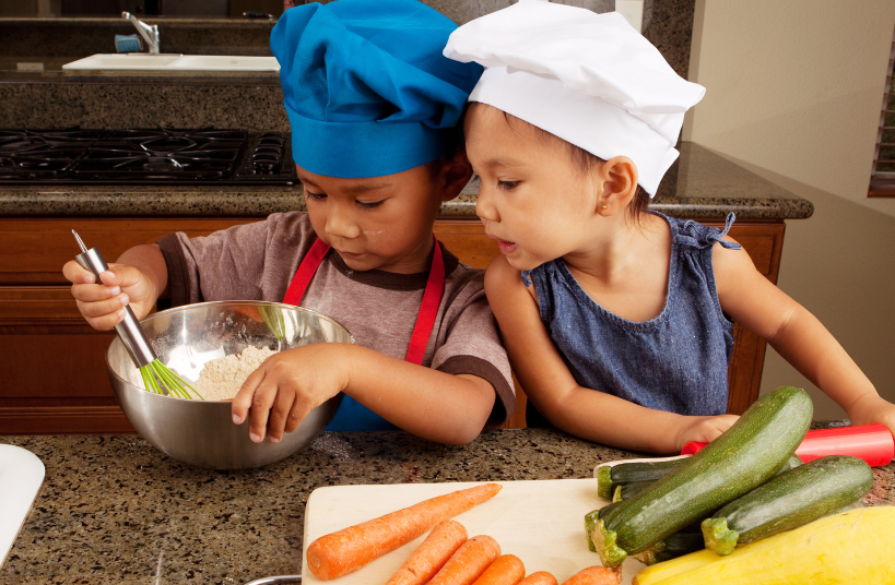 Deux enfants en train de cuisiner