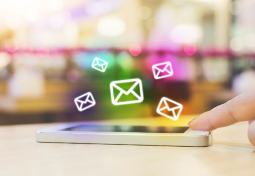 téléphone avec icônes d'infolettre