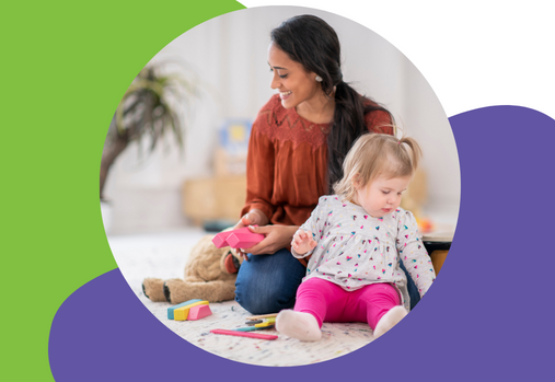 une femme et un enfant en train de jouer