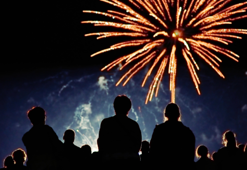 Personnes regardant les feux d'artifice