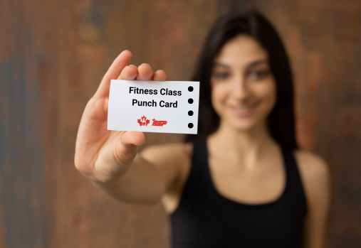 Femme tenant une carte à poinçonner